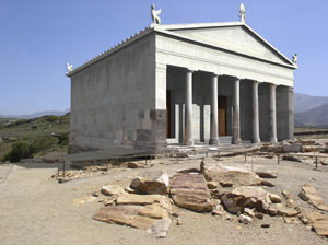 Demeter-Tempel von Gyroula (Sangri, Naxos), 6. Jh. v.Chr. Rekonstruktion nach G. Gruben und A. Ohnesorg (Antike Welt 33, 2002, 387ff.). Realfoto (Bild 2) D. Rothacher, Mai 2004.