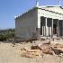 Demeter-Tempel von Gyroula (Sangri, Naxos), 6. Jh. v.Chr. Rekonstruktion nach G. Gruben und A. Ohnesorg (Antike Welt 33, 2002, 387ff.) Ã¼berblendet mit Realphoto.