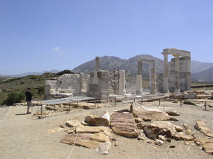 Demeter-Tempel von Gyroula (Sangri, Naxos), 6. Jh. v.Chr. Rekonstruktion nach G. Gruben und A. Ohnesorg (Antike Welt 33, 2002, 387ff.). Realfoto (Bild 2) D. Rothacher, Mai 2004.
